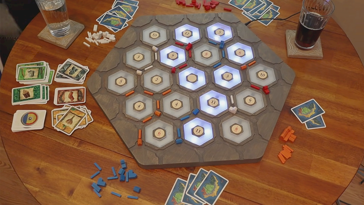 questo-gioco-da-tavolo-“catan”-gira-per-te,-illumina-le-risorse-di-cui-hai-bisogno