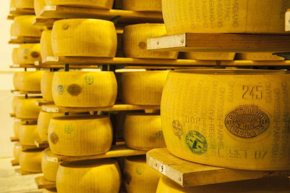 come-individuare-la-differenza-tra-parmigiano-reggiano-e-parmigiano-nei-negozi