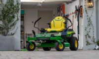 il-nuovo-tosaerba-elettrico-zero-turn-di-john-deere-e-pronto-per-l'uso