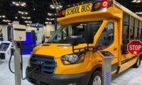 lo-scuolabus-di-transito-completamente-elettrico-di-ford-e-pronto-per-i-bambini