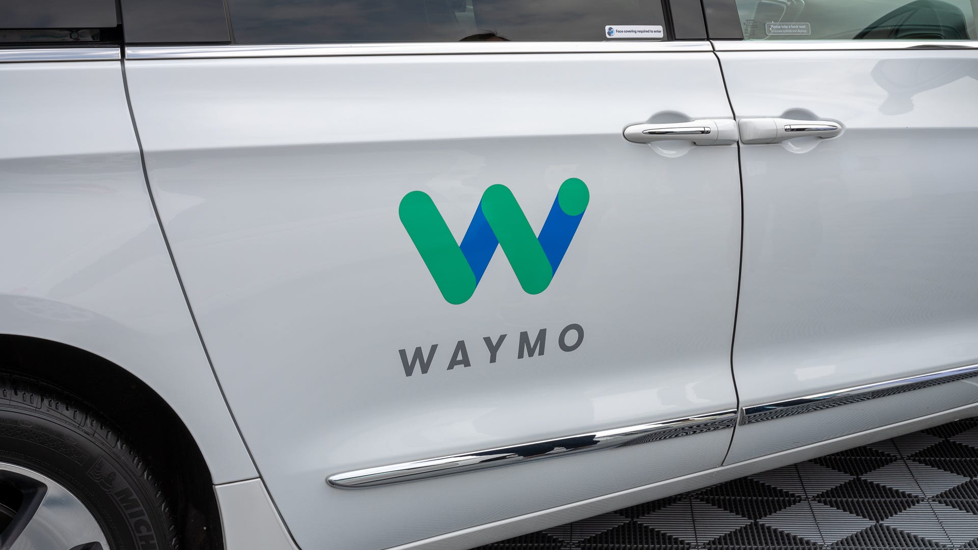 waymo-abbandona-gli-ibridi-chrysler-per-robotaxi-completamente-elettrici