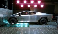 tesla-prende-in-giro-i-fan-con-un-video-“crash-test”-di-cybertruck