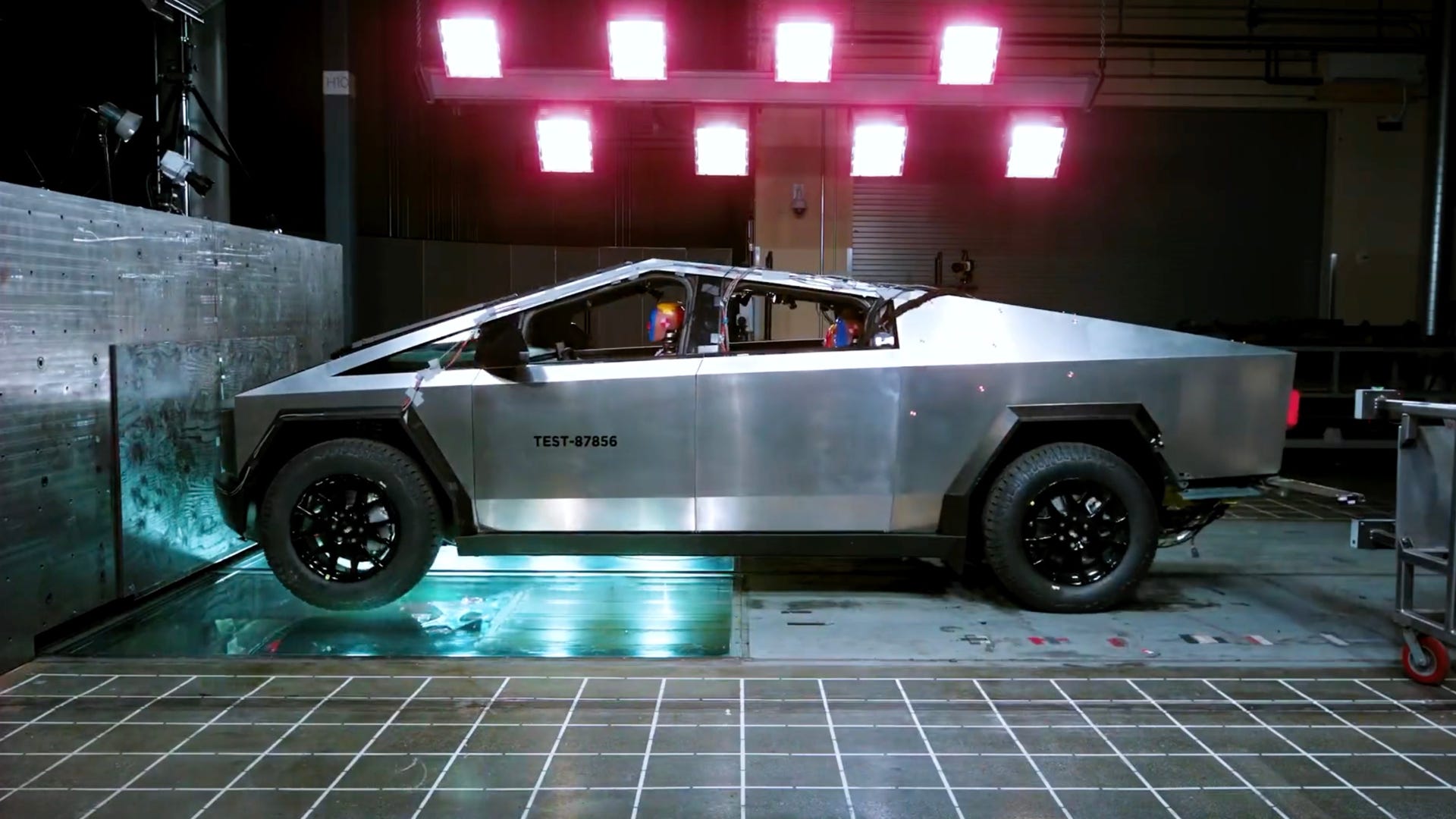 tesla-prende-in-giro-i-fan-con-un-video-“crash-test”-di-cybertruck