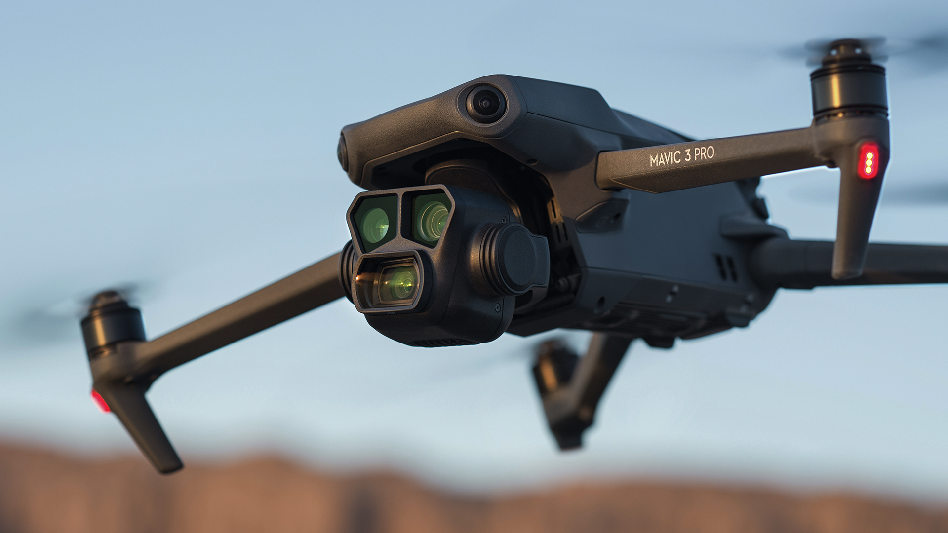 mavic-3-pro-di-dji-e-il-“primo-drone-con-tripla-fotocamera-al-mondo”.