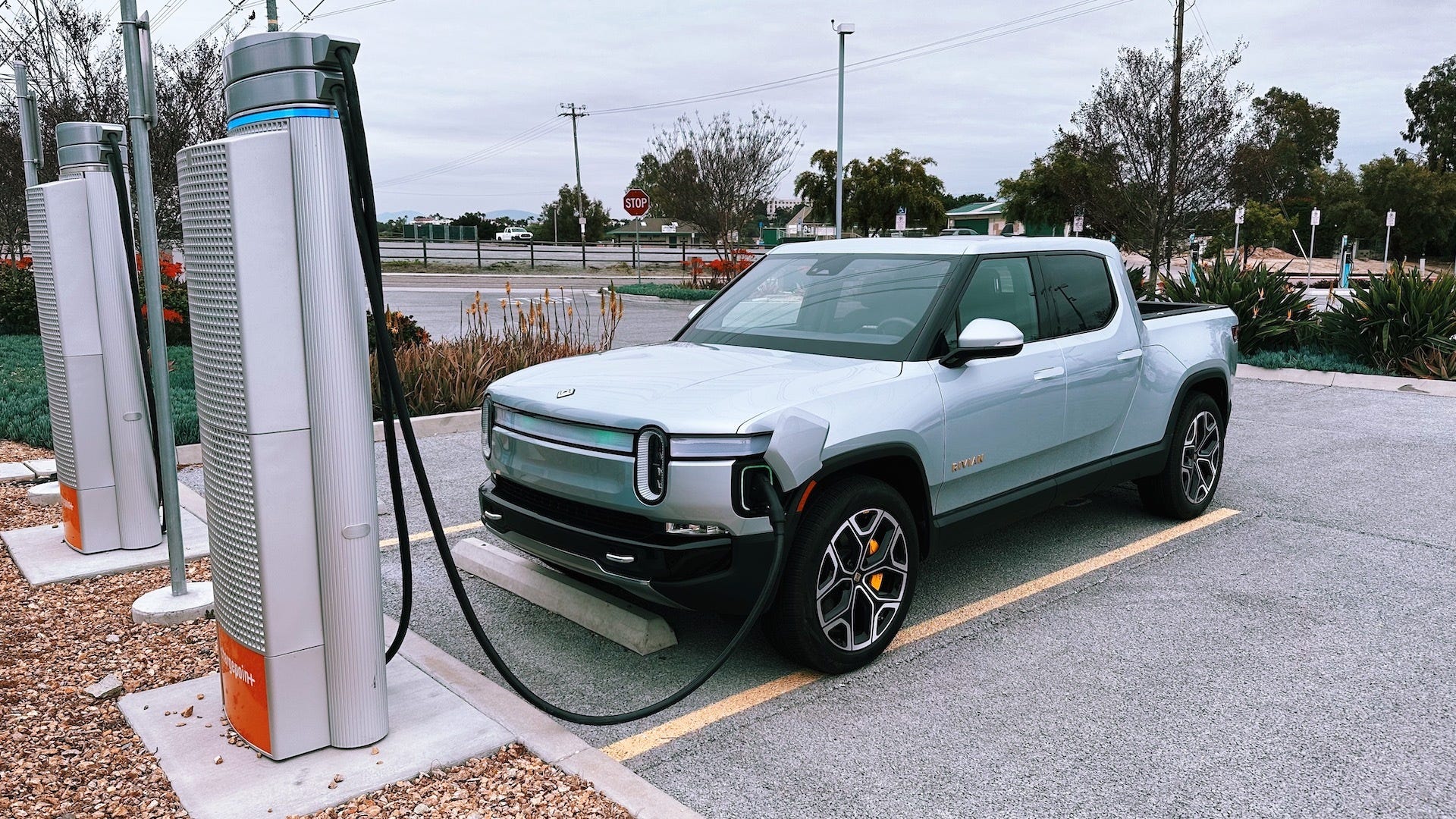 rivian-otterra-l'accesso-al-tesla-supercharger-nel-2024