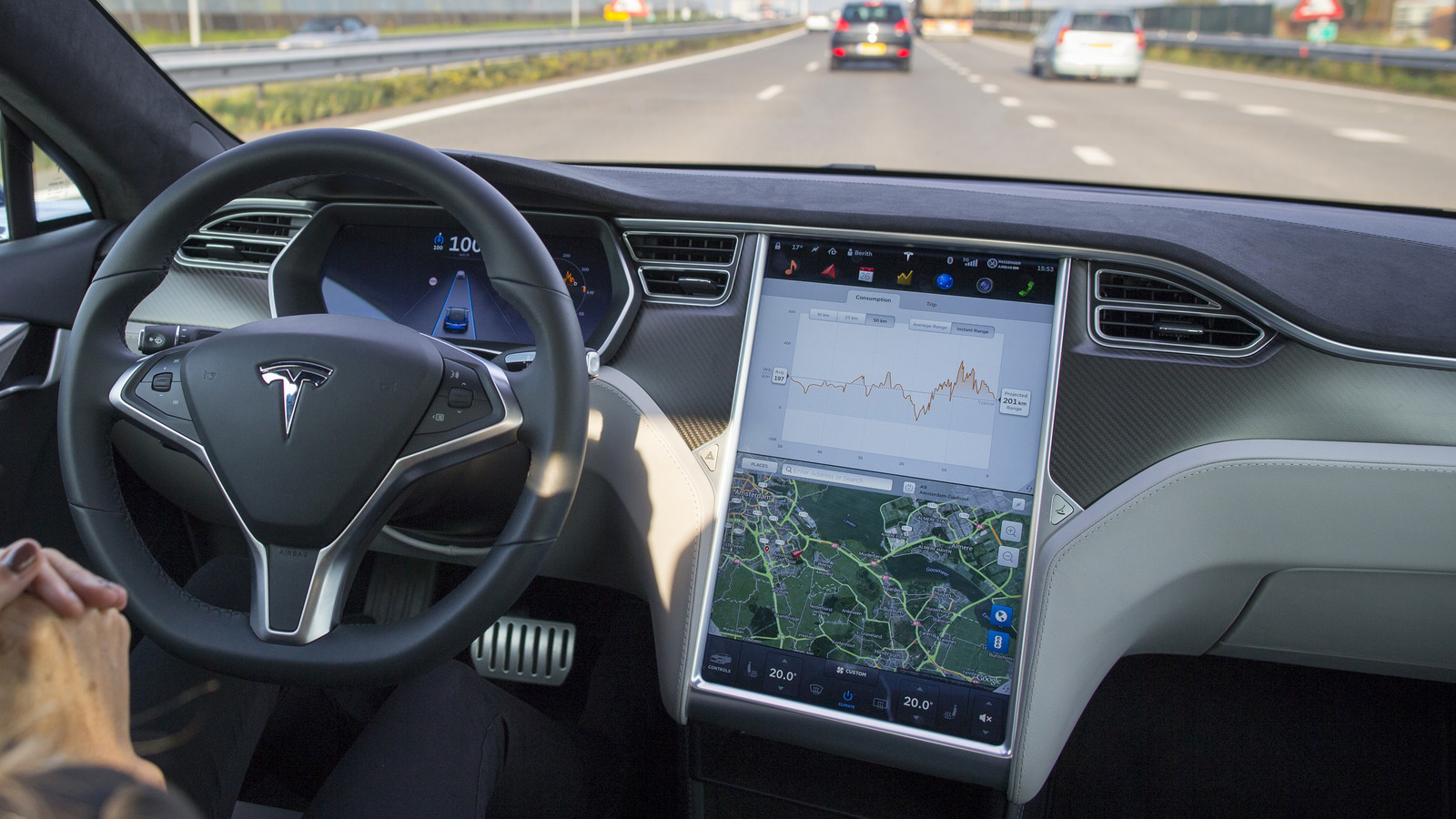 la-super-cruise-di-gm-contro-il-pilota-automatico-di-tesla:-di-chi-ti-fideresti-per-prendere-il-volante