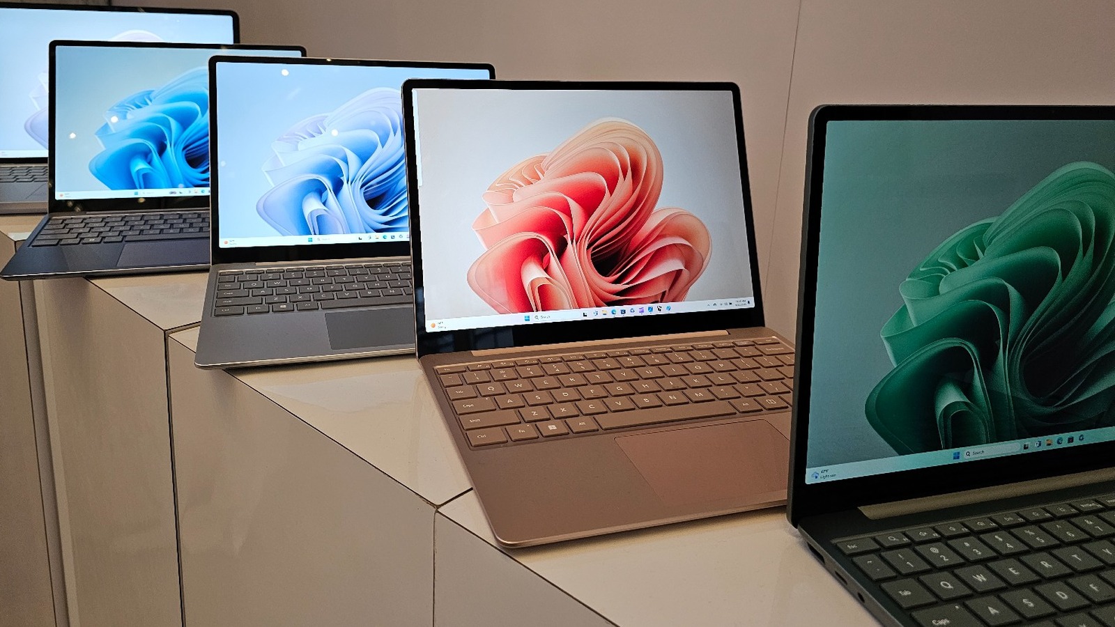 surface-laptop-studio-2-e-laptop-go-3-mostrano-cosa-ci-aspetta-nell'era-post-panos-di-microsoft