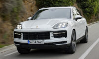 la-porsche-cayenne-s-e-hybrid-del-2024-unisce-velocita-e-comfort-al-suv-ibrido-plug-in