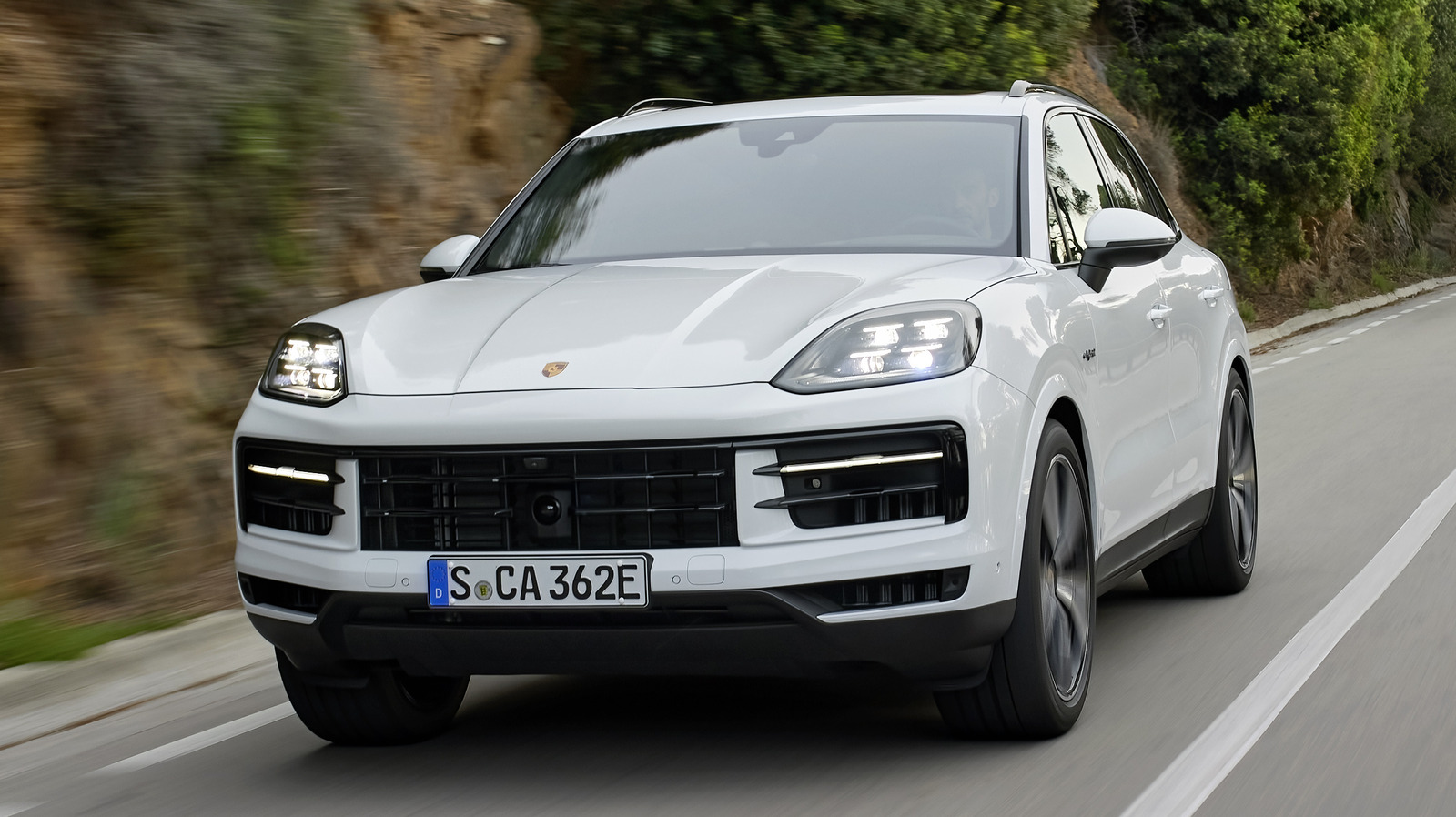 la-porsche-cayenne-s-e-hybrid-del-2024-unisce-velocita-e-comfort-al-suv-ibrido-plug-in