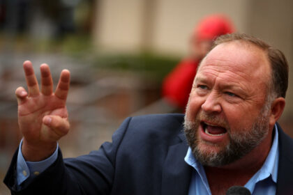 alex-jones-e-le-sue-teorie-del-complotto-possono-tornare-su-x