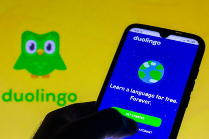 duolingo-licenzia-gli-appaltatori-mentre-inizia-a-fare-maggiore-affidamento-sull’intelligenza-artificiale