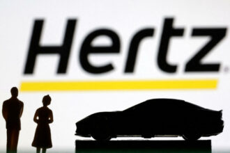 hertz-vende-20.000-veicoli-elettrici-e-li-sostituisce-con-veicoli-a-gas