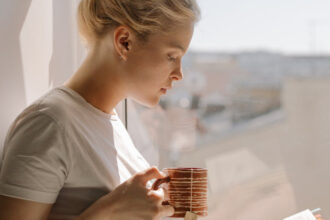 Ragazza alla finestra